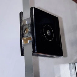 Pièce de fixation pour volumes fixe de douches 