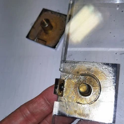 Pièce de fixation pour volumes fixe de douches 