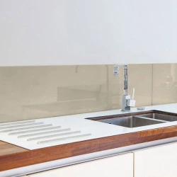 Verre trempé laqué Oyster white pour crédence 