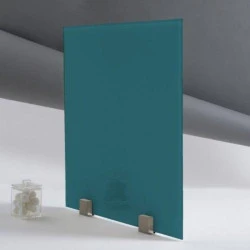 Verre trempé laqué vert pétrol pour fond de hotte 