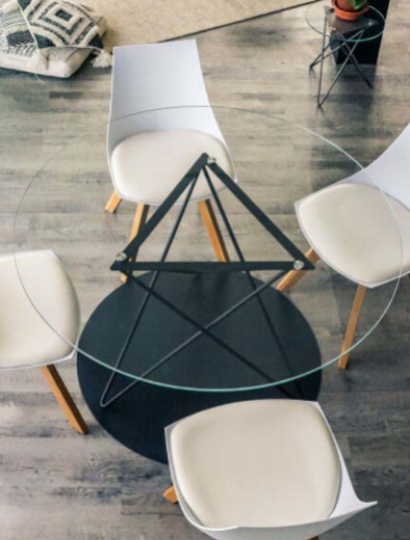 Une touche déco avec les tables en verre trempé : transparence et robustesse