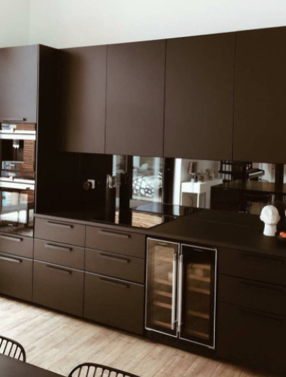 Poser et entretenir une crédence en verre sur mesure : guide pratique